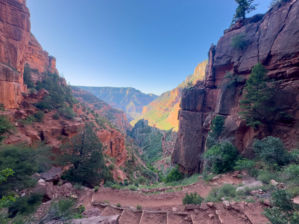 Der North Kaibab Trail in den Grand Canyon wird nach dem Supai Tunnel etwas interessanter