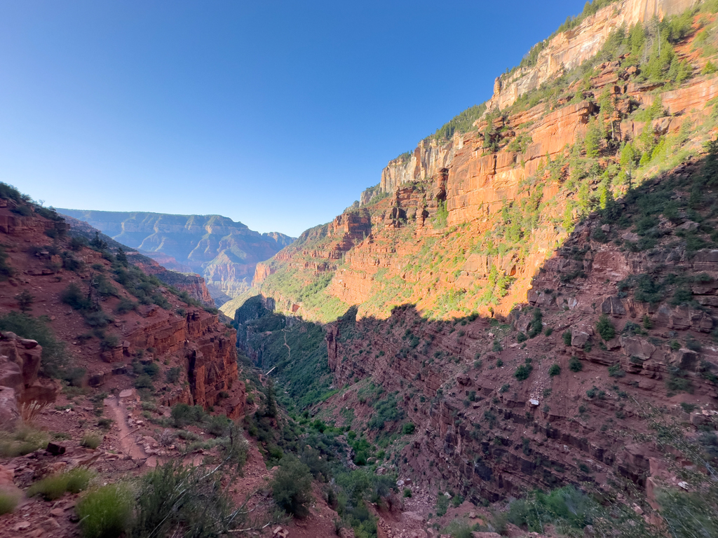 Auf dem North Kaibab Trail in den Grand Canyon am frühen Morgen