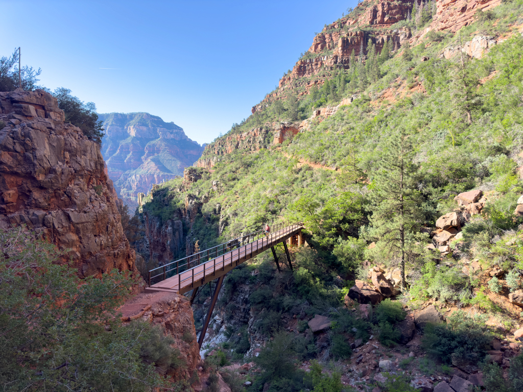 Die Redwall Bridge, ein beliebtes Ziel einer Tageswanderung in den Grand Canyon