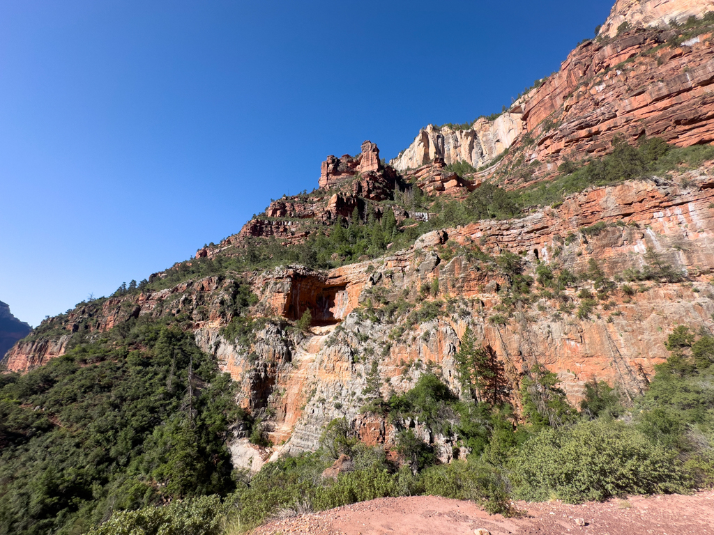 Sonnenbeschienene Felswände im Grand Canyon