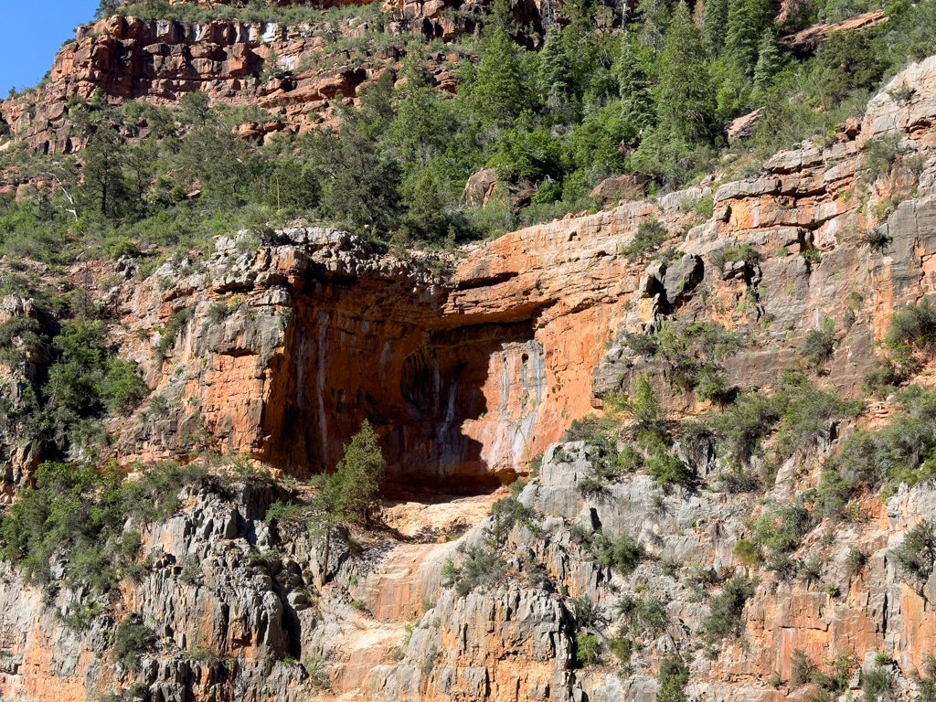 Sonnenbeschienene Felswände im Grand Canyon