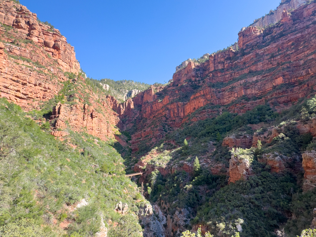 Blick zurück zur Redwall Bridge und zum North Rim - auf North Kaibab Trail in den Grand Canyon