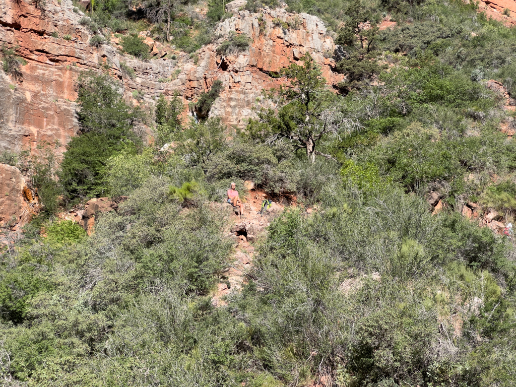 Sonnenbeschienene Felswände im Grand Canyon - Ma geniesst die Rast