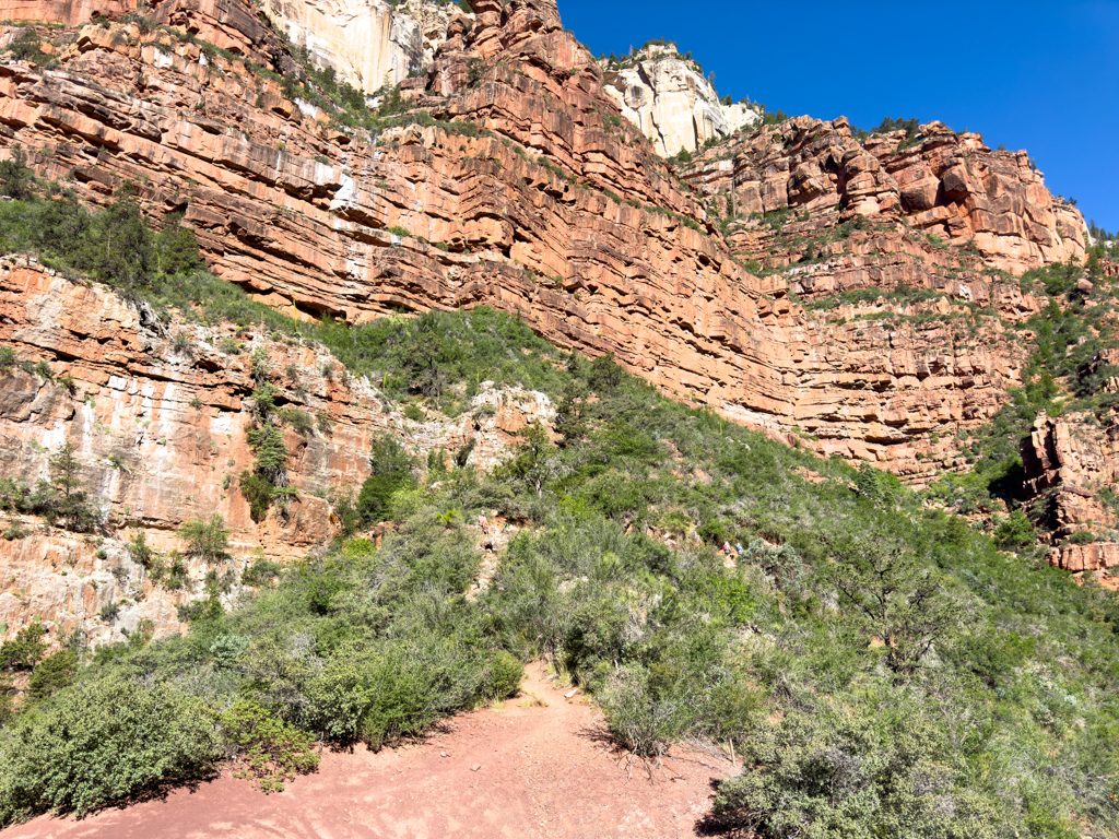 Sonnenbeschienene Felswände im Grand Canyon - Ma geniesst die Rast