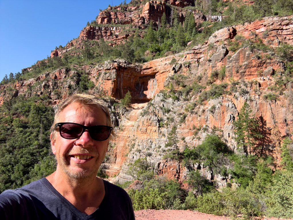 Jo posiert vor den sonnenbeschienenen Felswände im Grand Canyon