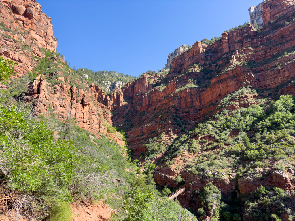 Blick zurück zur Redwall Brücke und zum North Rim - auf North Kaibab Trail in den Grand Canyon