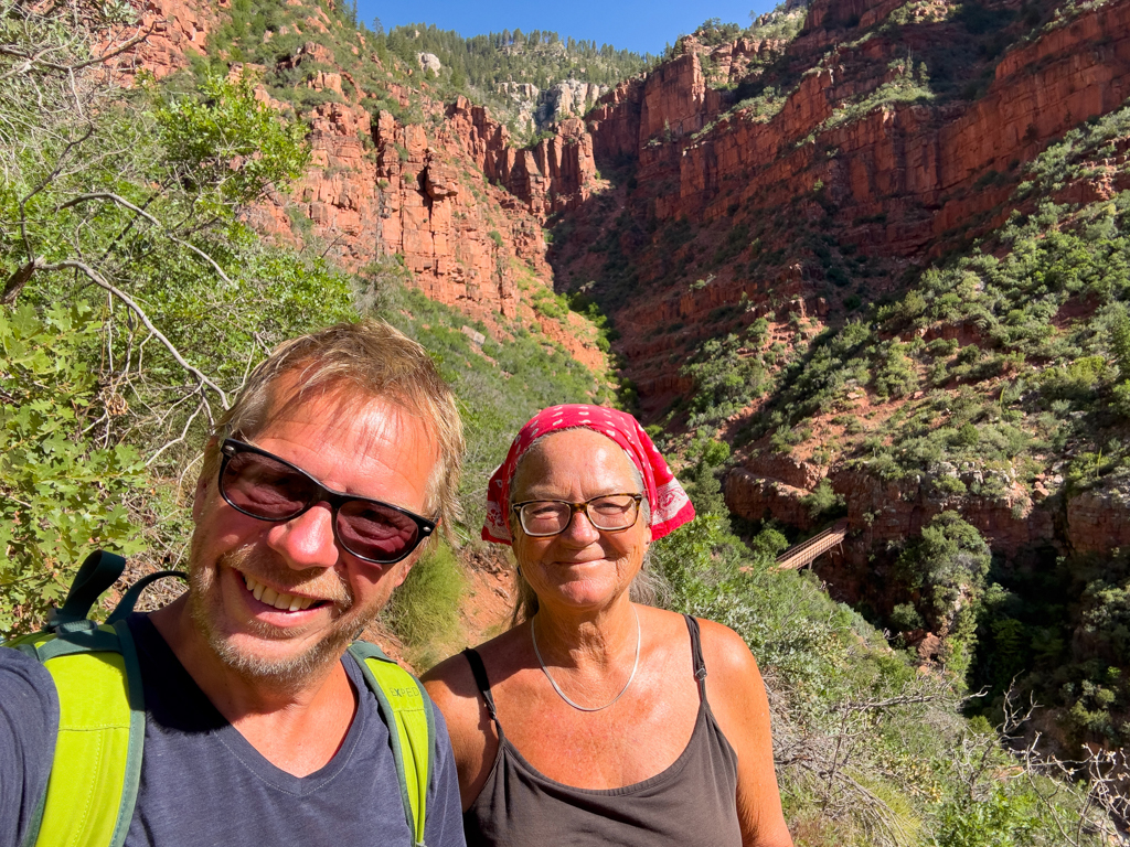 JoMa Selfie im Grand Canyon auf dem North Kaibab Trail: Blick zurück zur Redwall Bridge und zum North Rim