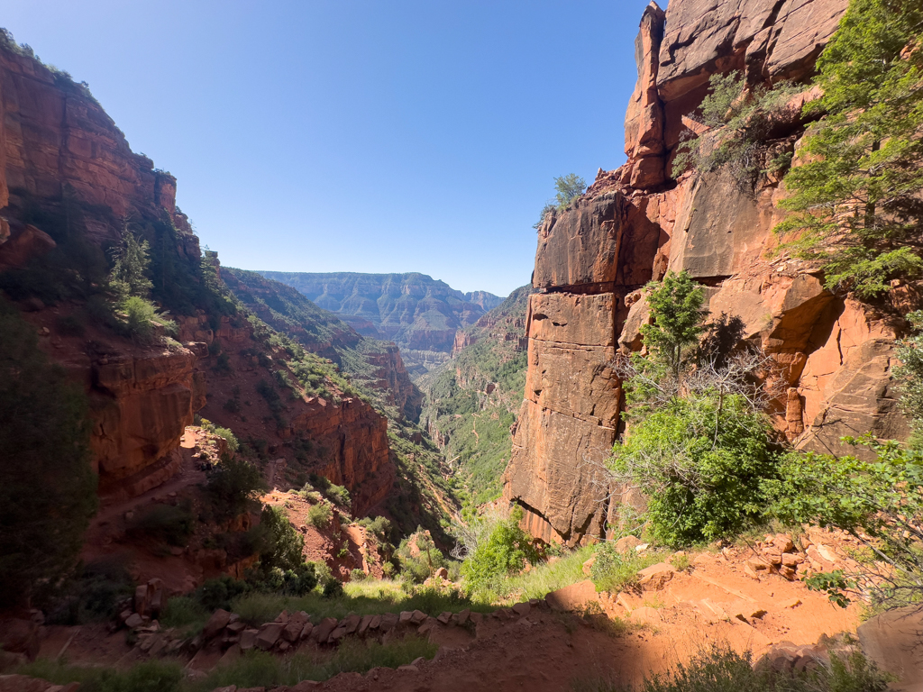 Blick talwärts nach dem Supai Tunnel zur Redwall Bridge auf dem North Kaibab Trail in den Grand Canyon