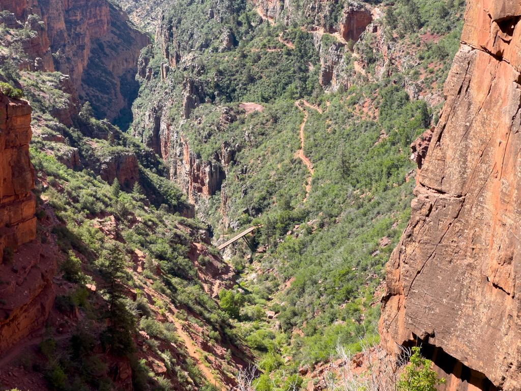 Blick talwärts nach dem Supai Tunnel zur Redwall Bridge auf dem North Kaibab Trail in den Grand Canyon