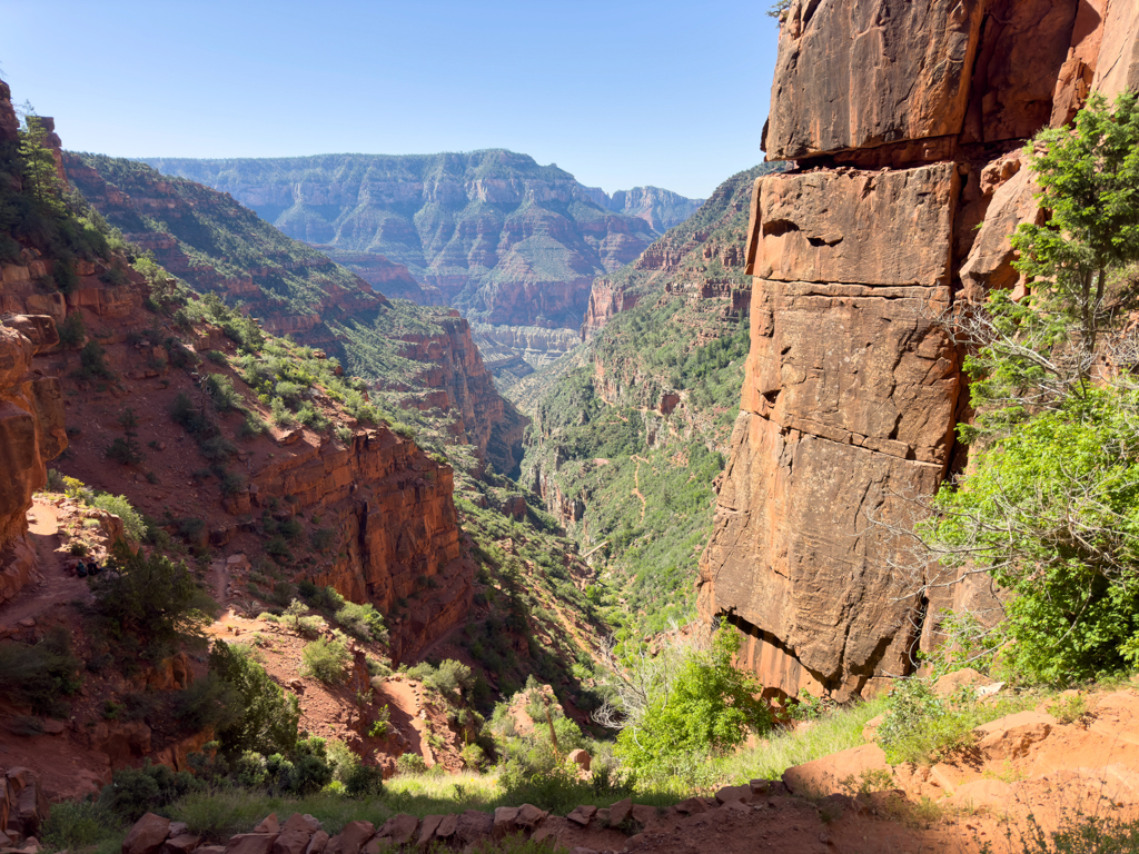 Blick talwärts nach dem Supai Tunnel zur Redwall Bridge auf dem North Kaibab Trail in den Grand Canyon