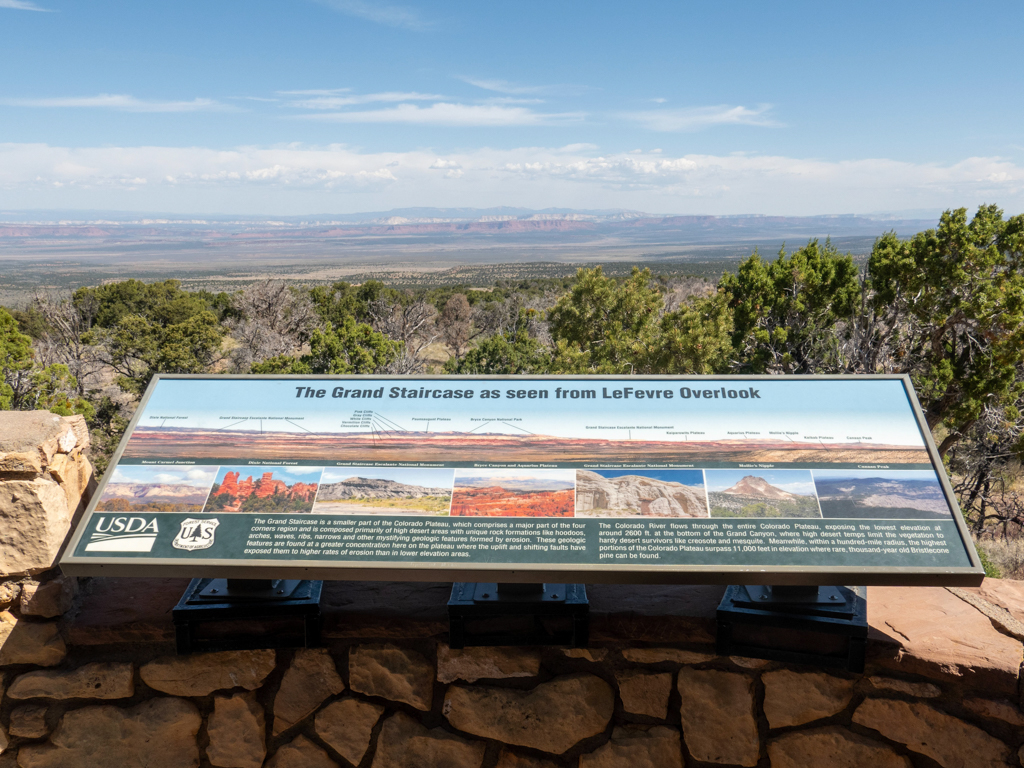 Infotafel im LeFevre Overlook auf dem Weg nach Kanab über die geologische Entstehung dieser Landschaft