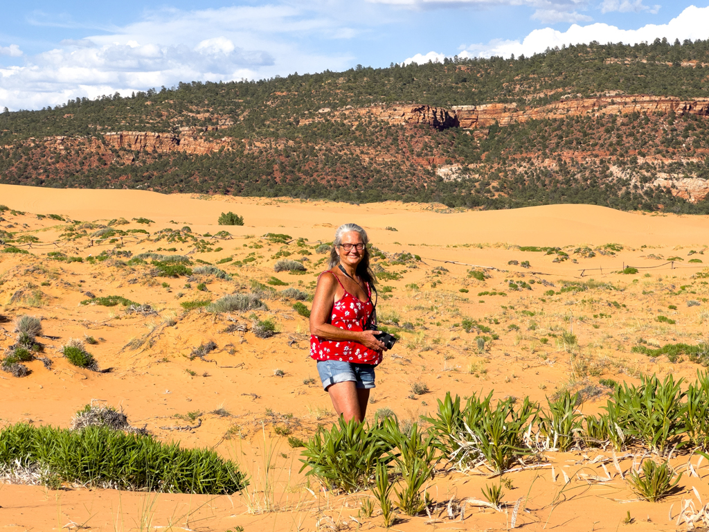 Ma am Fotografieren in den Pink Coral Sand Dunes in der Nähe von Kanab