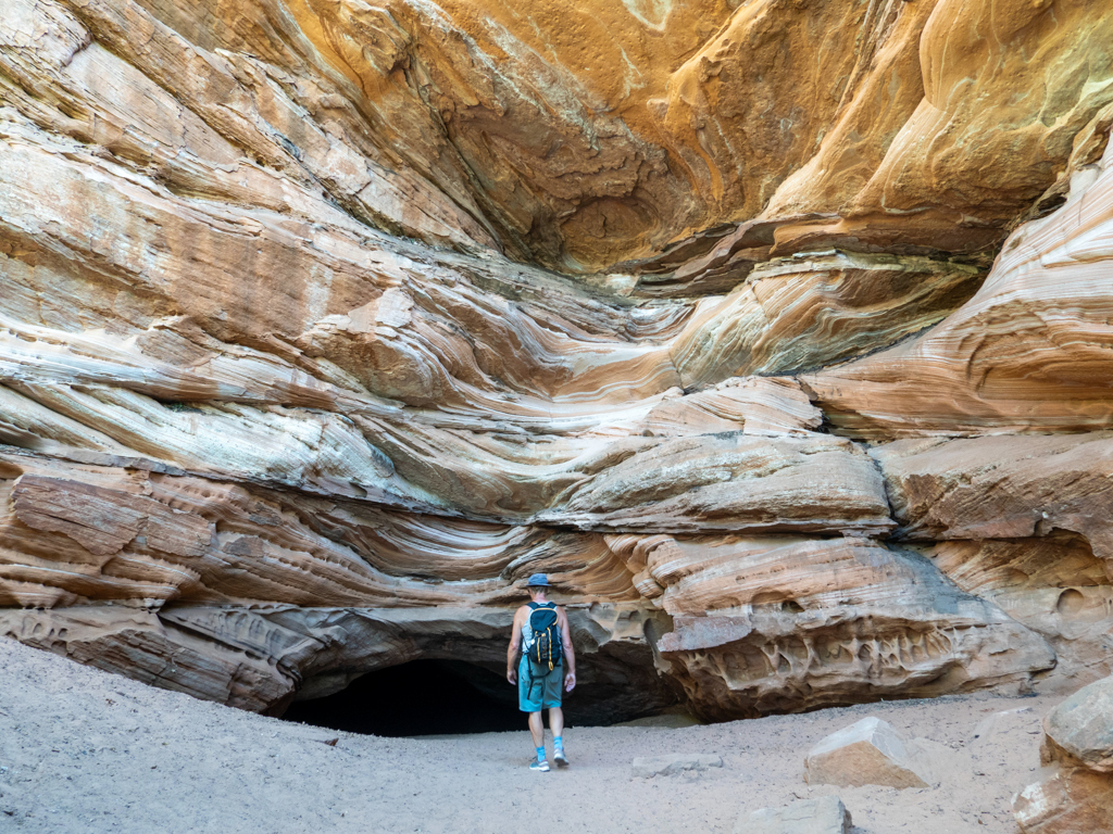 Jo beim Einstieg zur Höhle des "Hidden Lake", Kanab