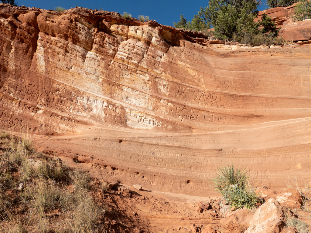 Wellenförmig abgeschliffene Felsen bei den Sand Caves in Kanab - leider mit vielen neuzeitlichen Petroglyphen verunstaltet