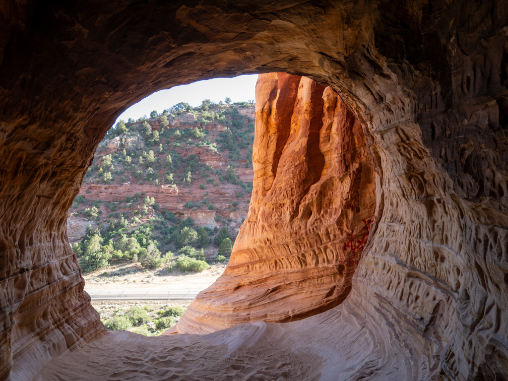 Sand Caves bei Kanab: Ausgang in der Felswand hoch über dem Tal