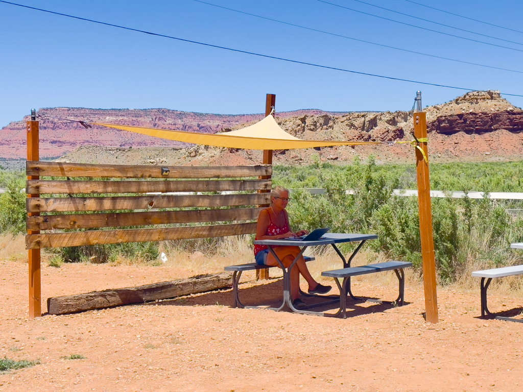 Ma arbeitet unter dem Sonnensegel im Simple Life Campground auf der Dreamcatcher Ranch in Fredonia