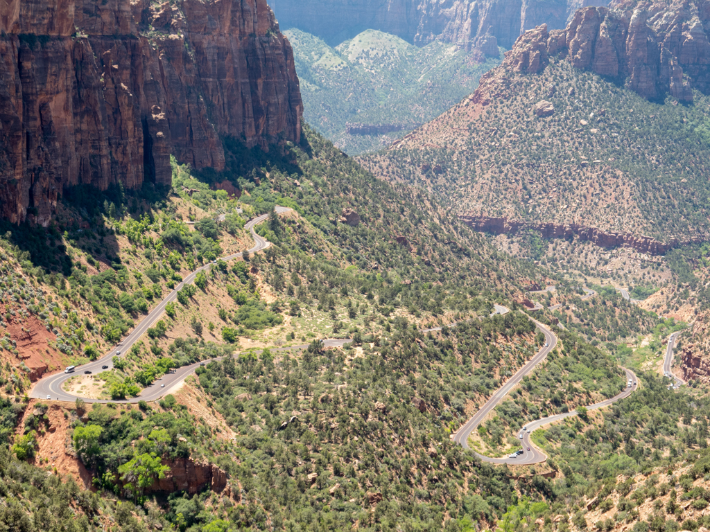 Ein weiter Blick über den Zion Canyon mit der Strasse die durch ihn führt