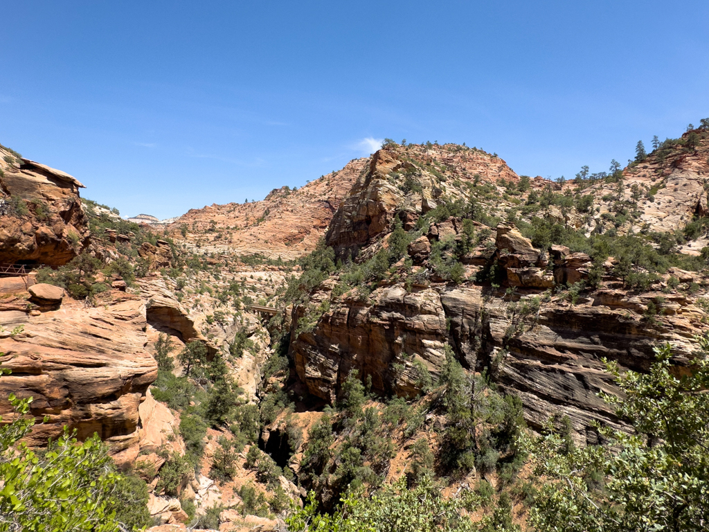 Ein Blick zurück zum Anfang des Zion NP und wir sehen die Brücke die zum Tunnel führt