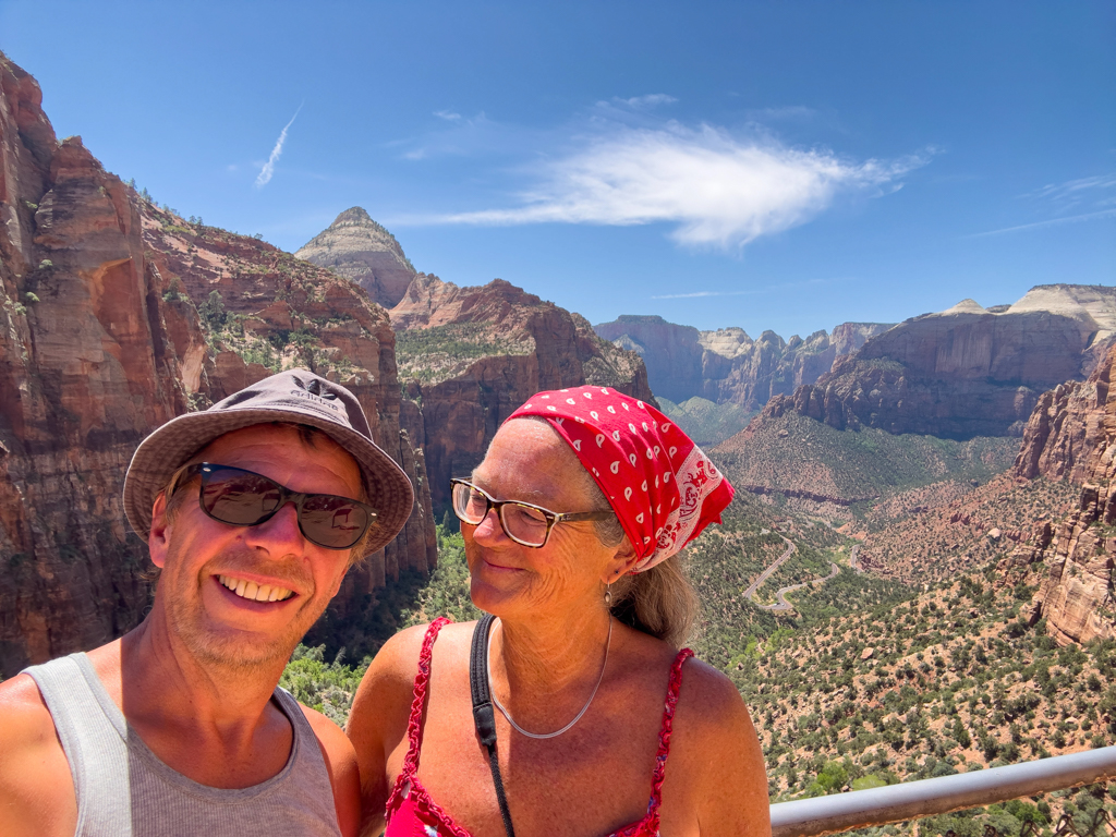 JoMa Selfie am Aussichtspunkt mit Blick in den Zion Canyon