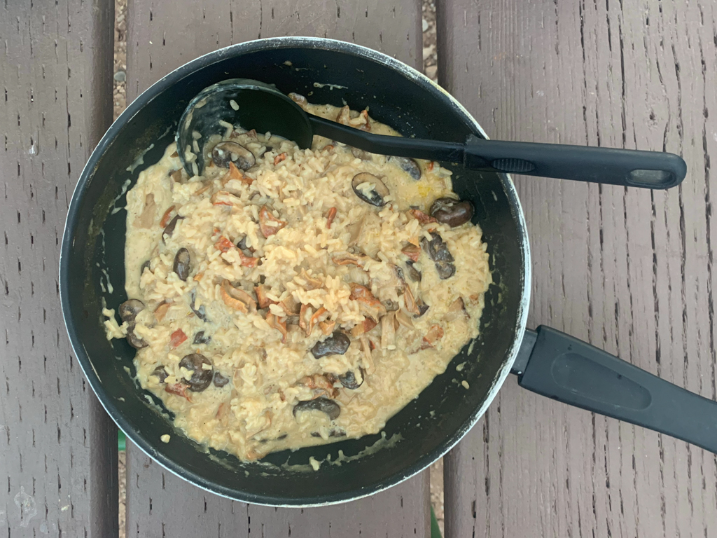 Wenn es fertig ist wird es ein wohlschmeckendes Pilzrisotto