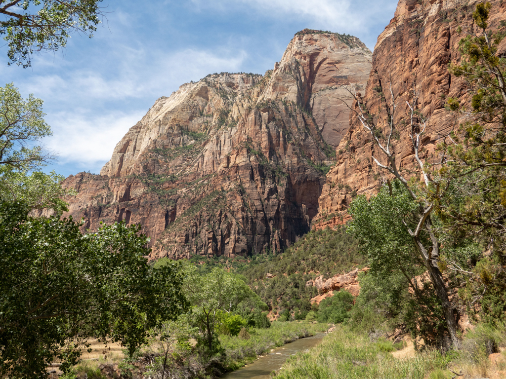 unten der friedliche Virgin River im Zion Canyon. Rechts und links die steilen nackten Felswände
