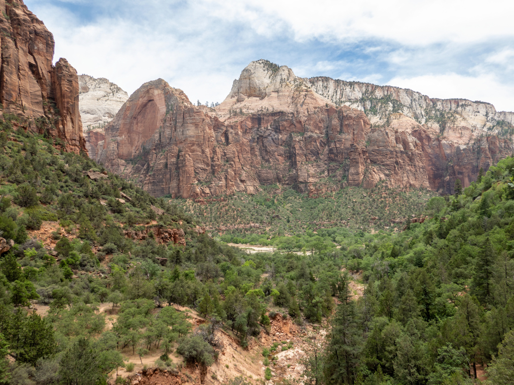 unten der friedliche Virgin River im Zion Canyon. Rechts und links die steilen nackten Felswände