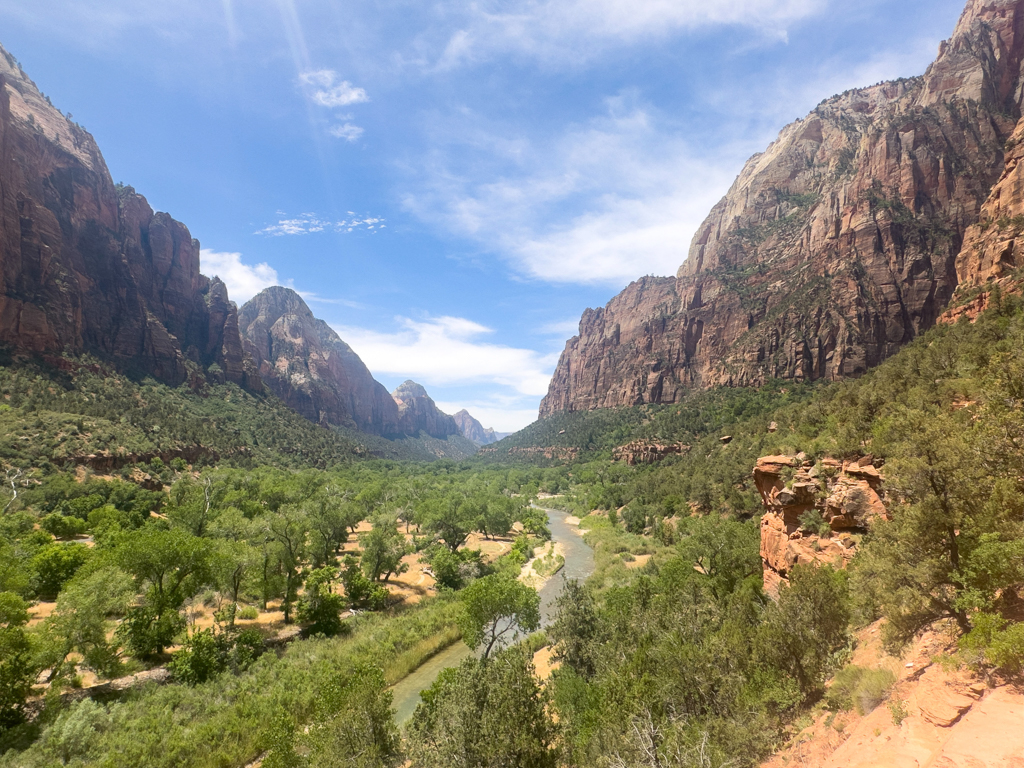 unten der friedliche Virgin River im Zion Canyon. Rechts und links die steilen nackten Felswände