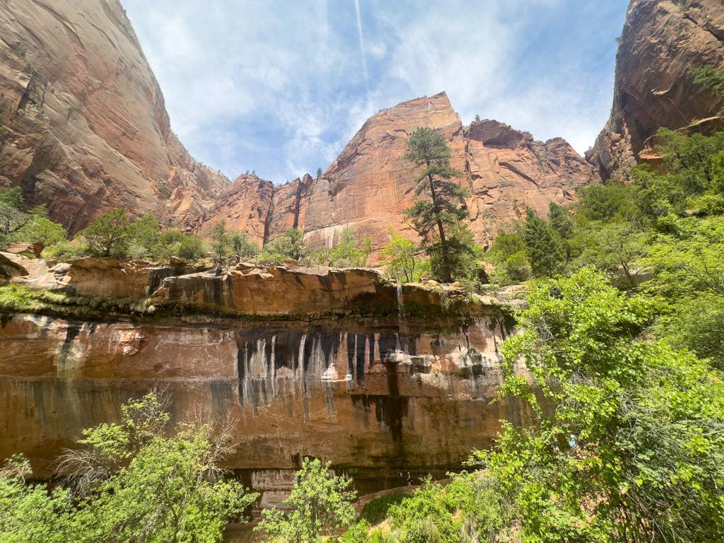 Unsere Wanderung zu den Emerald Pools. Hier ein tröpfelnder Wasserfall