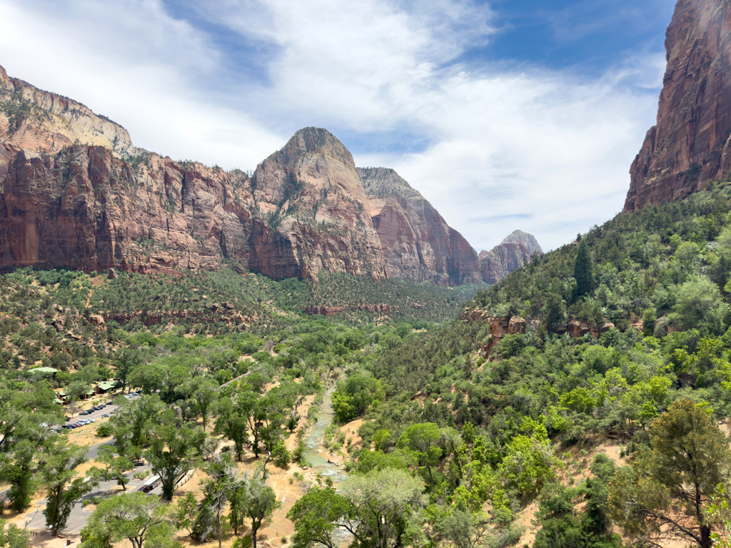 unten der friedliche Virgin River im Zion Canyon. Rechts und links die steilen nackten Felswände