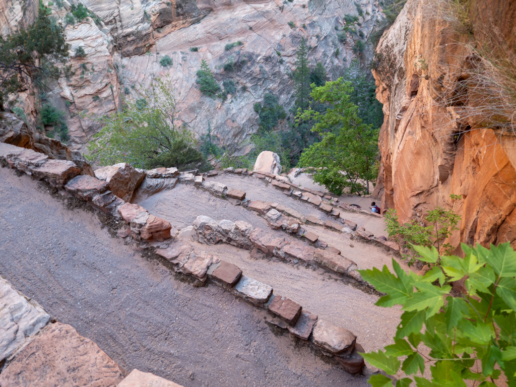 In engen Serpentinen geht es rauf zu den Angels Landing. JoMa sind fast die einzigen....