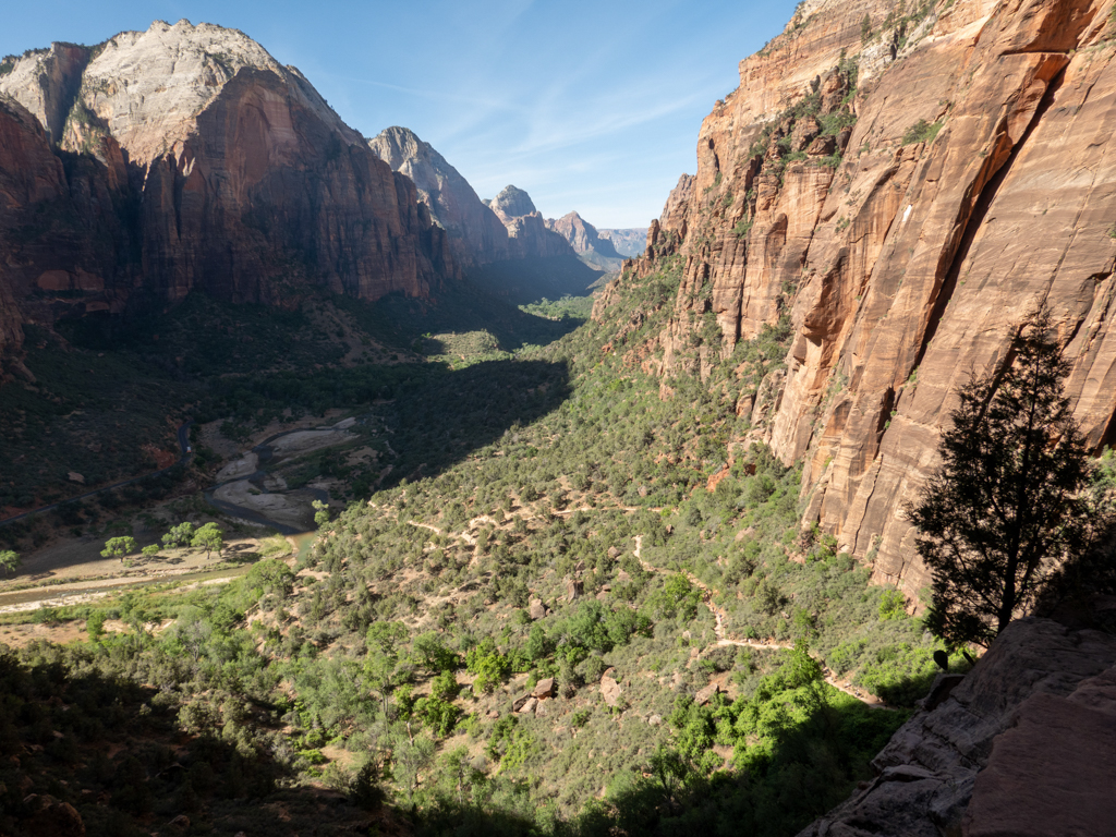 Ein Blick bei Sonnenschein von oben auf den Weg zu den Angels Landing durch das Tal des Zion Canyons