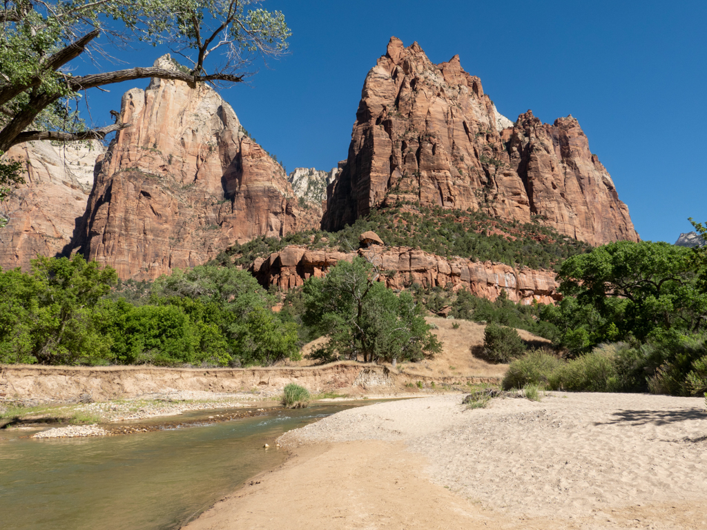 die zwei mächtigen Gouveneurs im Zion Canyon. Unten die kleine Sandbank des Virgin River