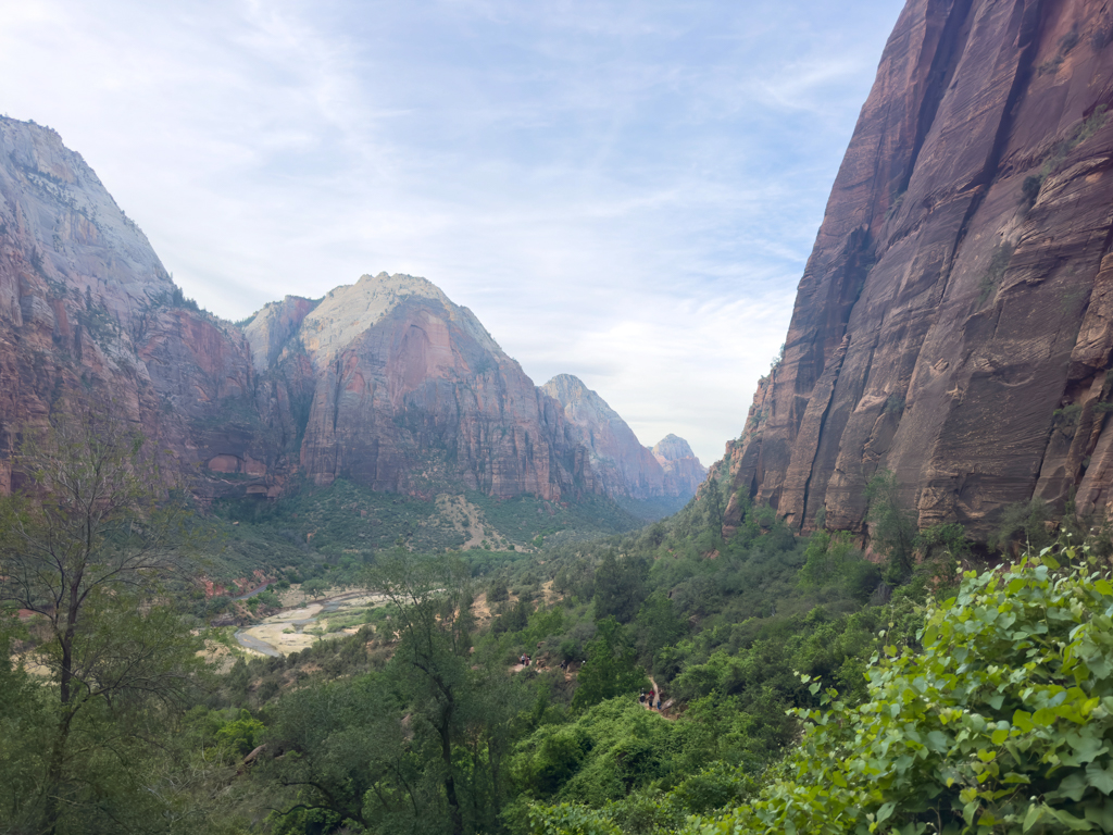 Wahrend JoMa zu den Angels Landing unterwegs sind wirft Jo einen Blick zurück