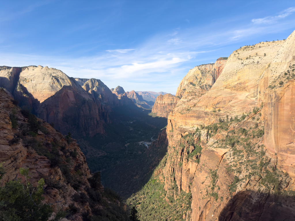 Jo ist fast oben angekommen. Er wirft einen Blick in den Zion Canyon