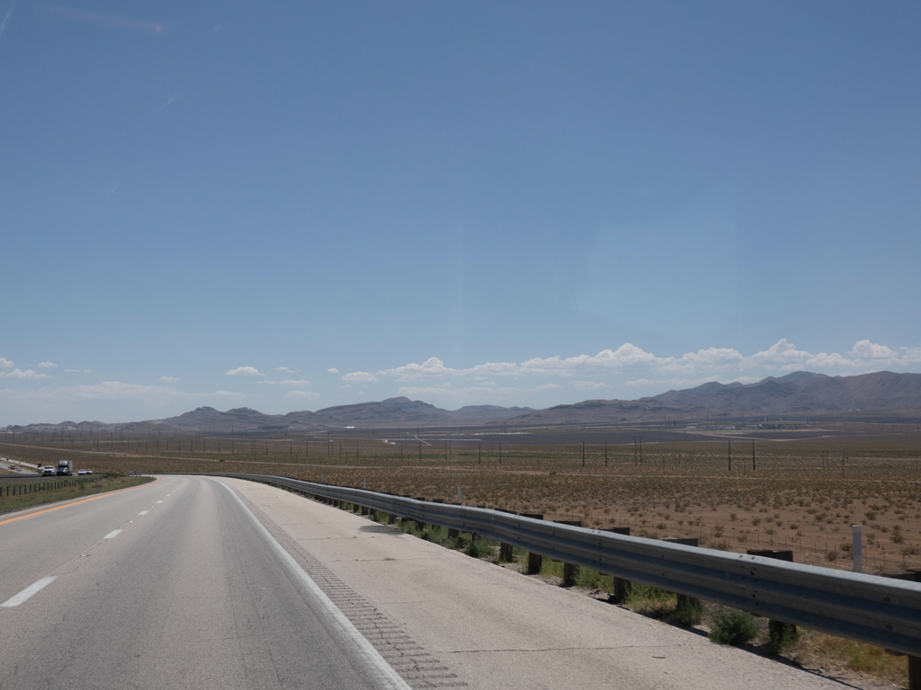 Mo_20240606__dsc00107 Auf dem Weg nach Las Vegas sehen wir viele Solarpanels - dies macht hier Sinn!