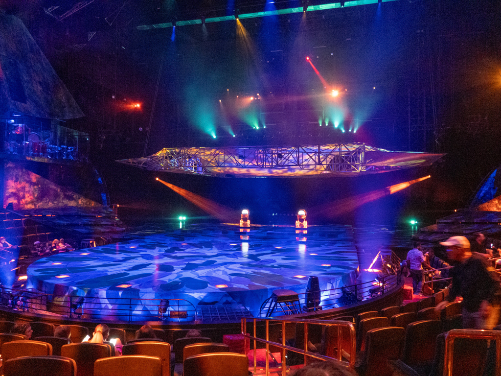 Abends eine mystische und akrobatische Vorstellung im Cirque Du Soleil