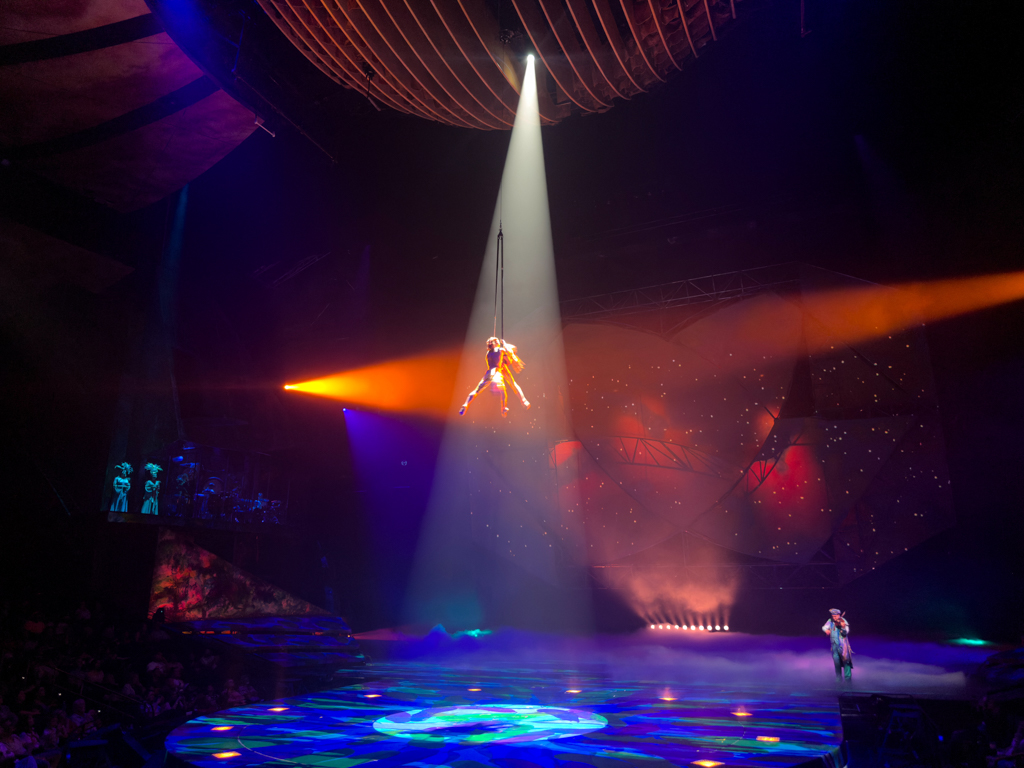 Abends eine mystische und akrobatische Vorstellung im Cirque Du Soleil