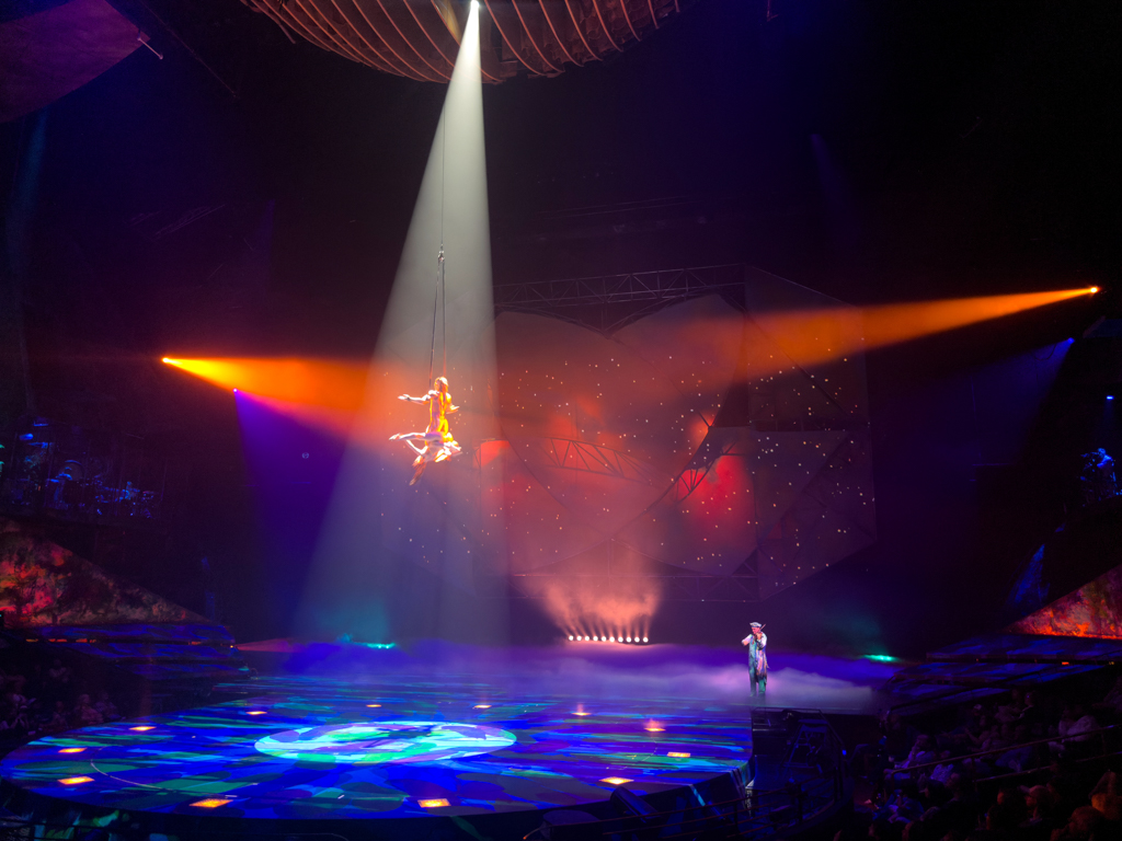 Abends eine mystische und akrobatische Vorstellung im Cirque Du Soleil