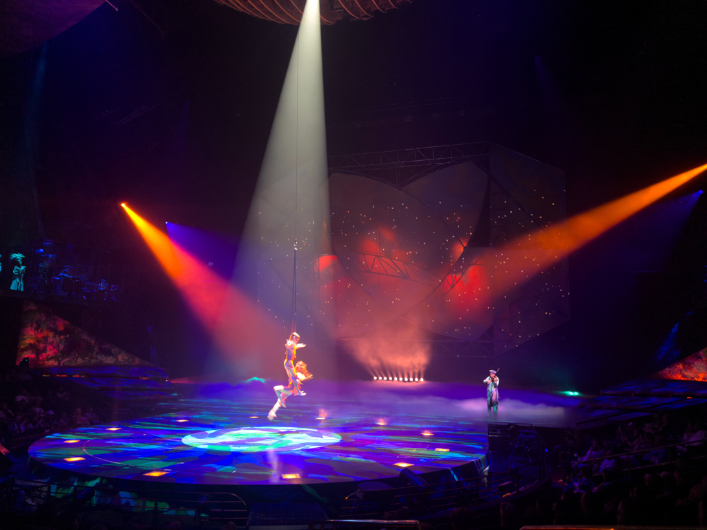 Abends eine mystische und akrobatische Vorstellung im Cirque Du Soleil