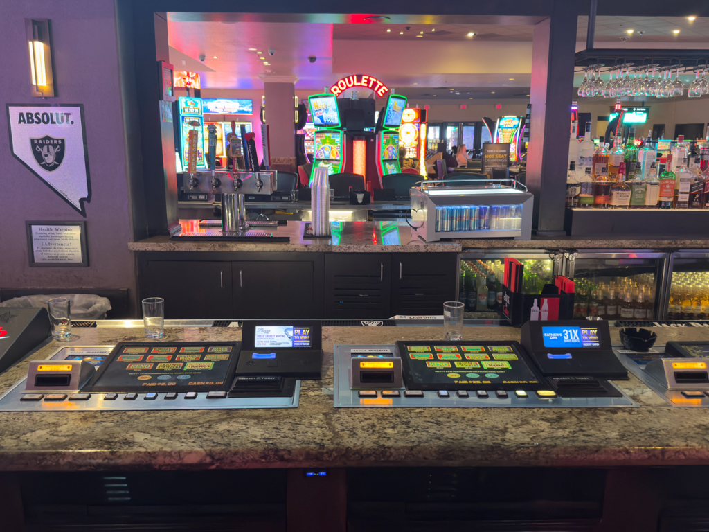 Glücksspielautomaten am Tresen der Bar