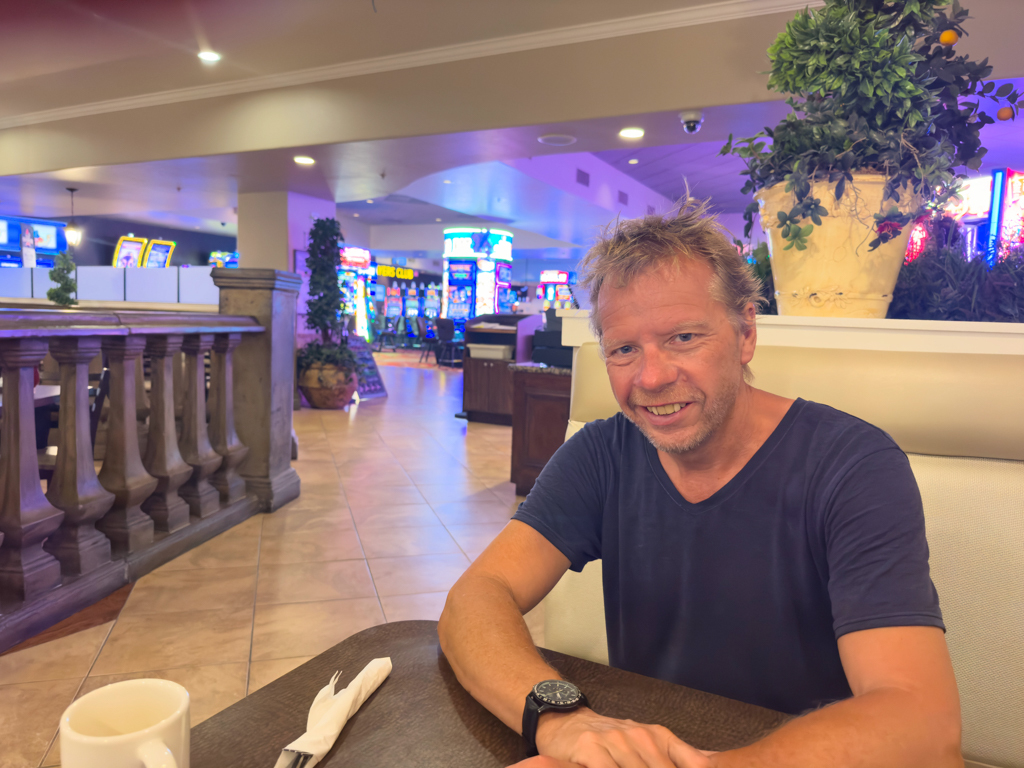 Frühstück in einer "Ecke" des Spielkasino-Bereichs im Hotel