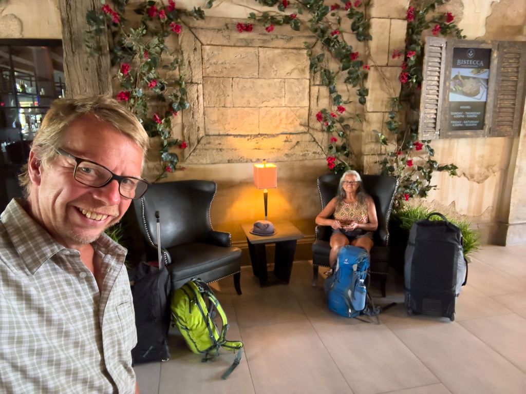 JoMa sind abreisebereit in der Hotellobby