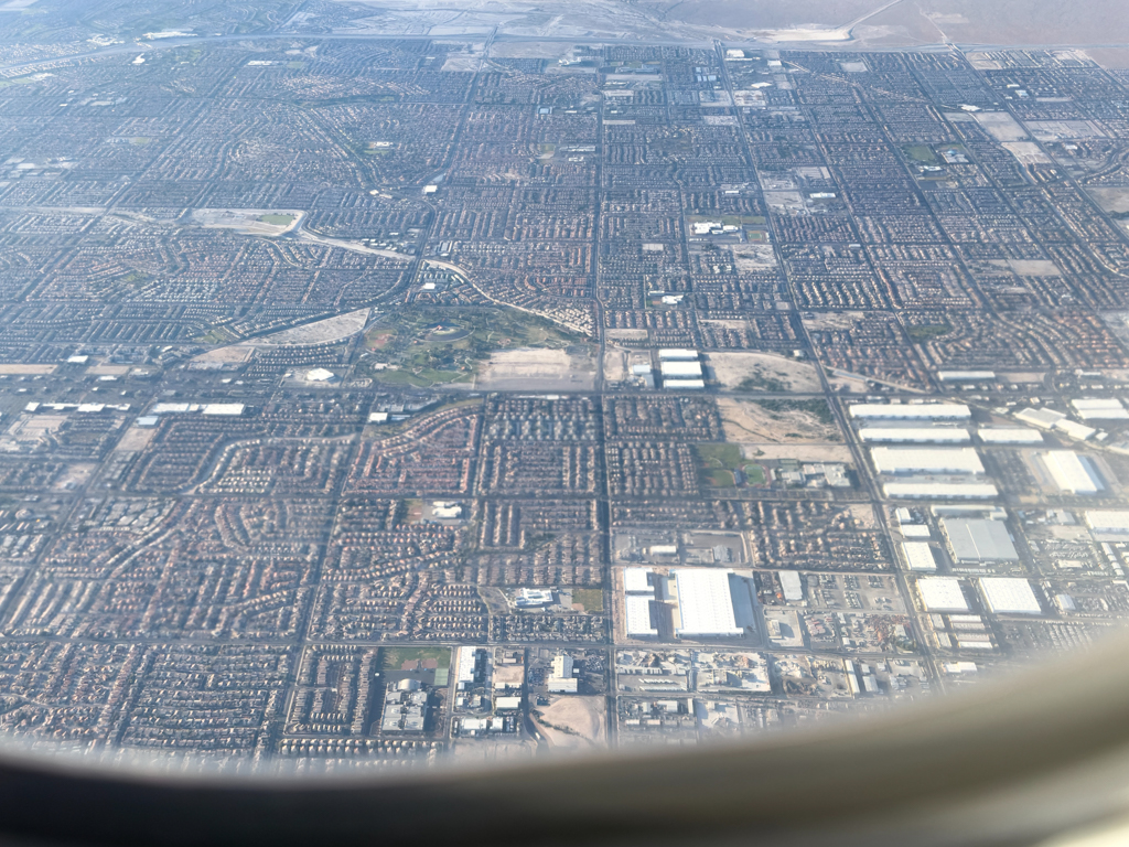 Abflug mit Aussicht auf die Grossstadt Los Angeles