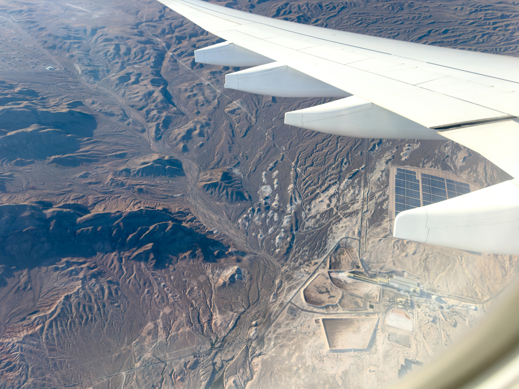 Abflug von Los Angeles, ausserhalb der Stadt hat es grosse Solarkraftwerke in der Wüste
