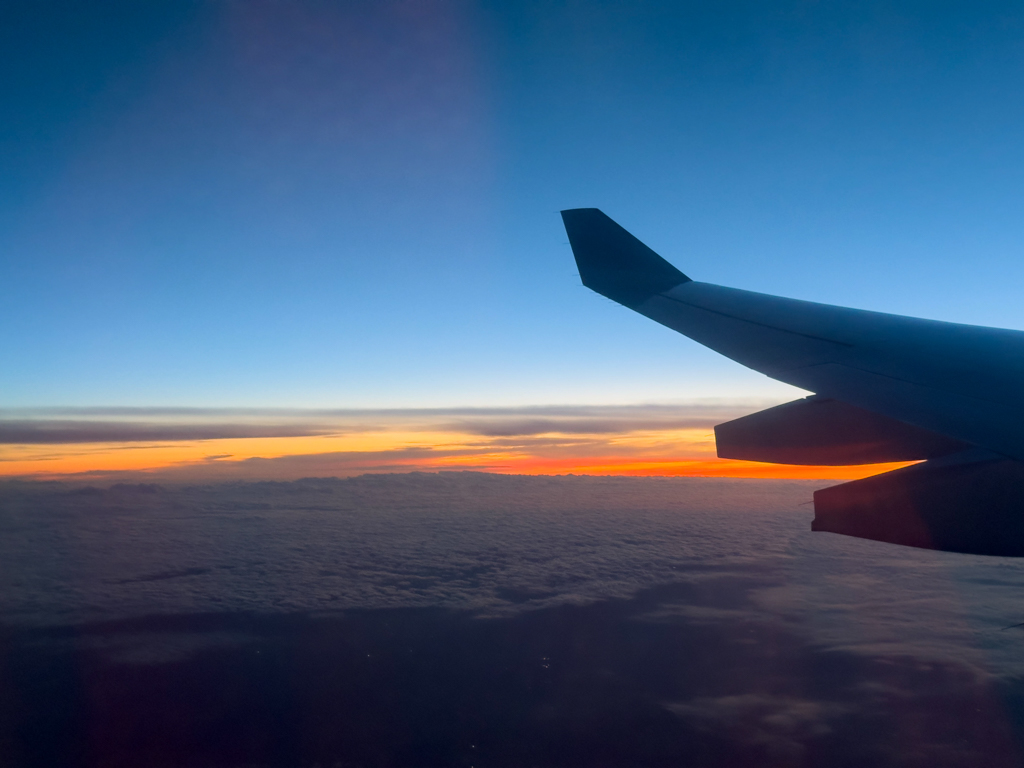 Das Abendrot begleitet uns den ganze Flug