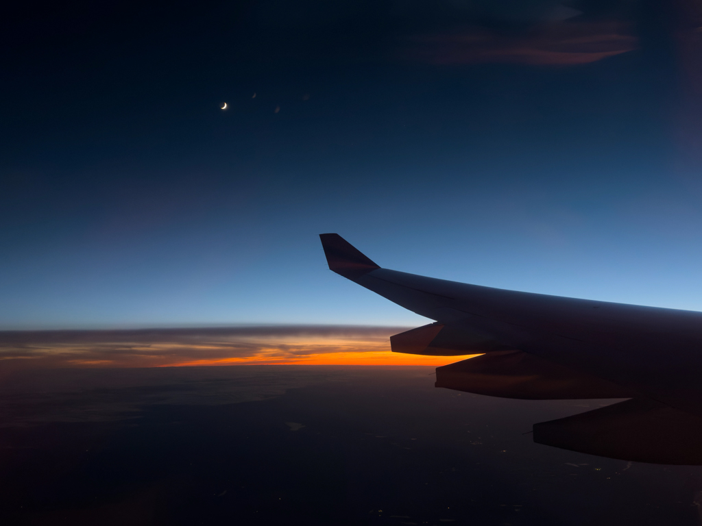 Das Abendrot begleitet uns den ganze Flug