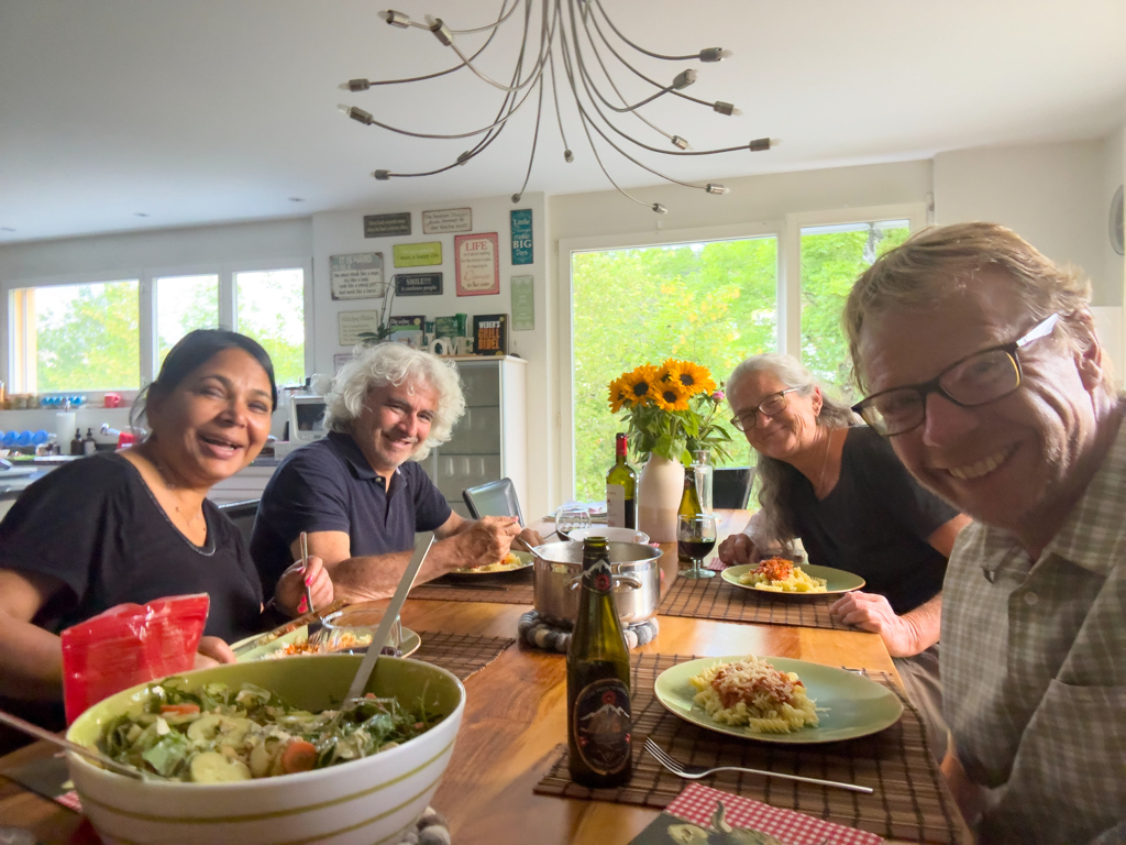 Wir bekommen den roten Teppich ausgerollt im "Asyl" bei Champa und Markus