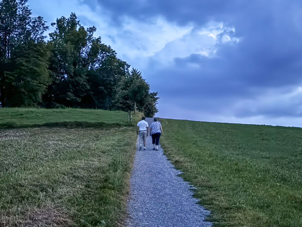 Moni & Dänu auf dem Heimweg von der Blüemlisalp