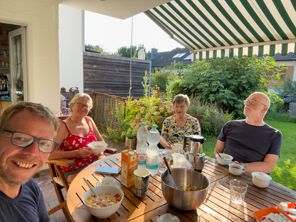 Mit Ulla und Michael am Frühstückstisch bei Willem und Karin