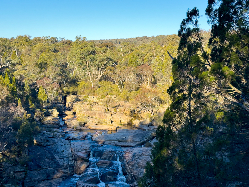 Mit unserer Gastfamilie unterwegs: der malerische Wasserfall im Chiltern-Mount-Pilot-Nationalpark